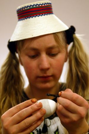 Weekendul Floriilor, de la poale-n brâu şi ouă încondeiate, la handmade şi accesorii unicate
