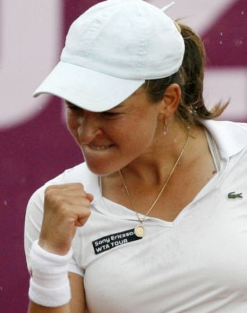 Alexandra Dulgheru se împarte între rachetă şi şevalet