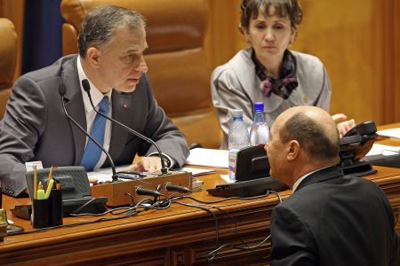 Băsescu îi face lui Geoană teoria responsabilităţii