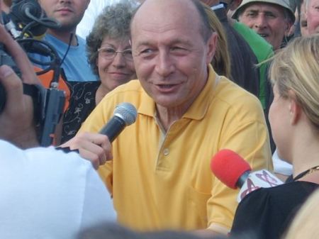 Băsescu se îmbrăţişează cu poporul şi merge la Locurile Sfinte