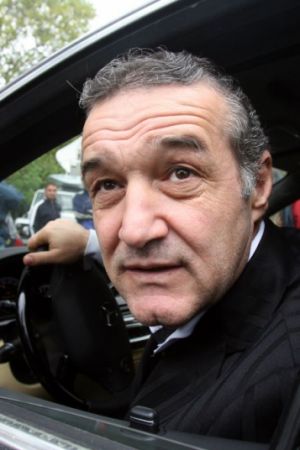 Becali, amânat