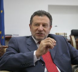 Comarnic-Braşov, tot fără constructor