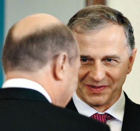 Contre Băsescu-Geoană