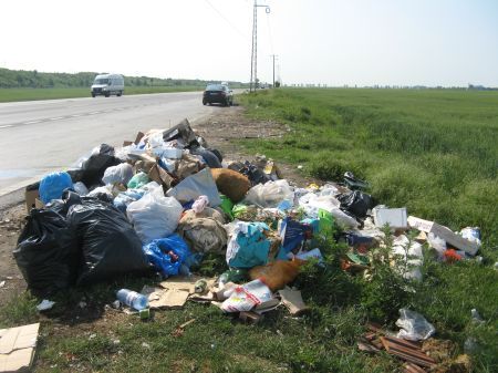 DN 1, transformat în groapă de gunoi