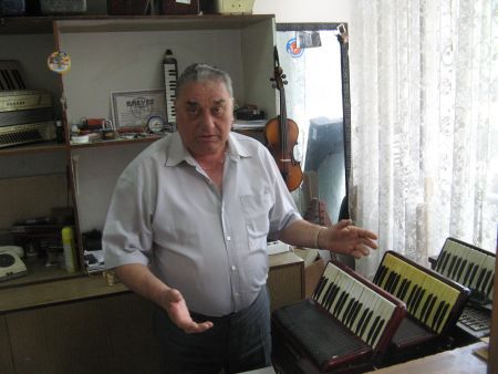 „Doctorul” de instrumente muzicale, afectat de criză