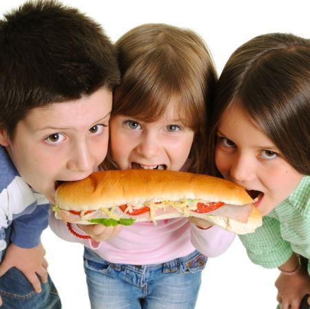 Elevii învaţă să se hrănească sănătos la „ora de alimentaţie”