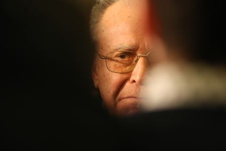 Iliescu îi desfiinţează pe aplaudacii lui Geoană