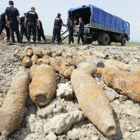 Oamenii care "îngroapă" definitiv istoria