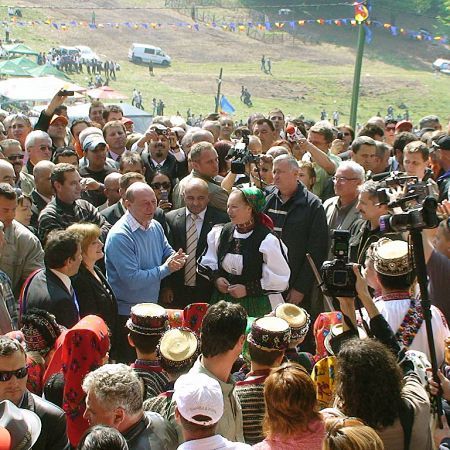 Pâine, sare şi pălincă pentru familia Băsescu