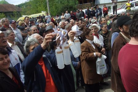 Protest pentru apa de izvor de la Băile Olăneşti