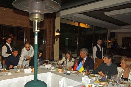 Răzvan: „Nu sărbătorim dansând pe masă!”