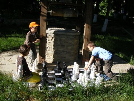 Simultan de şah pentru copii, în curtea bisericii