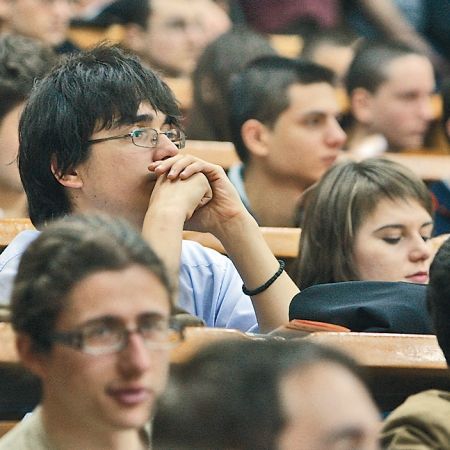 Tineretul român: viitorul ţării e „negru”, traiul bun e în altă parte