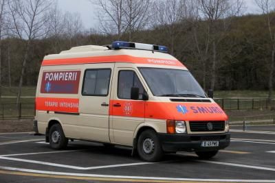 Abandonată cu ambulanţa în parcarea unui mall