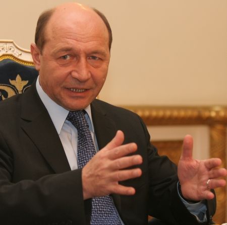 BĂSESCU ANUNŢĂ RECESIUNEA
