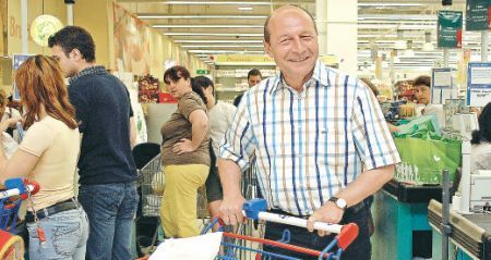 Băsescu, de la urne la hipermarket