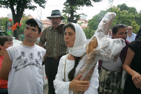 Bergodi, instalat cu lăutari şi cruci