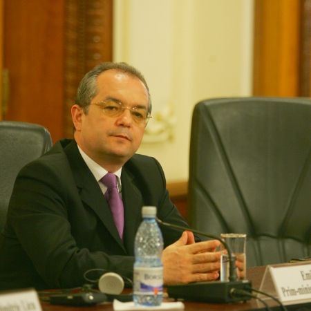 Boc îi învaţă pe miniştri să cheltuiască banii