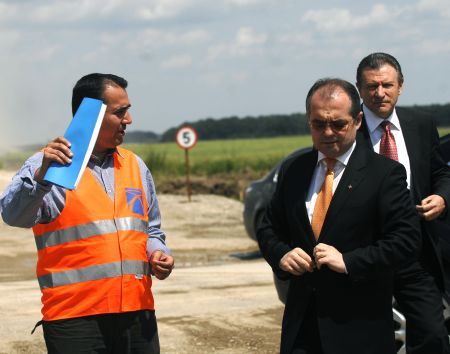 Boc se răsteşte la constructori