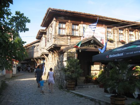 Cum ajungi, unde te poţi caza şi ce poţi vizita în Duni