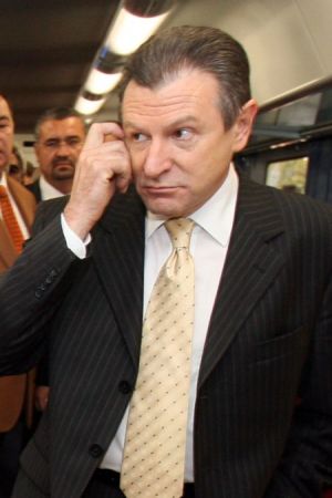 D'ale campaniei: "Berceanu, lipitor de afişe al Elenei"