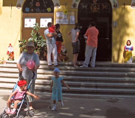 Grădiniţe pline-ochi, copii rămaşi în grija bunicilor