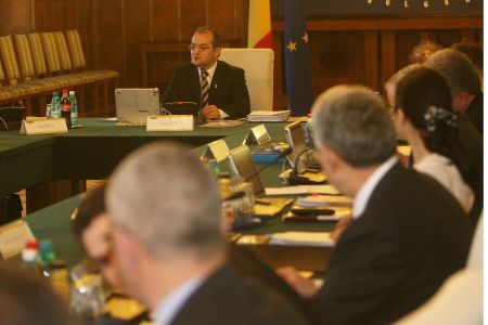 Guvernanţii negociază una şi legiferează alta