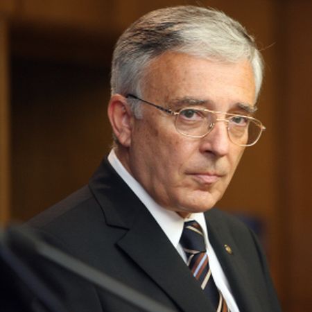 Isărescu mai vrea o tură la BNR