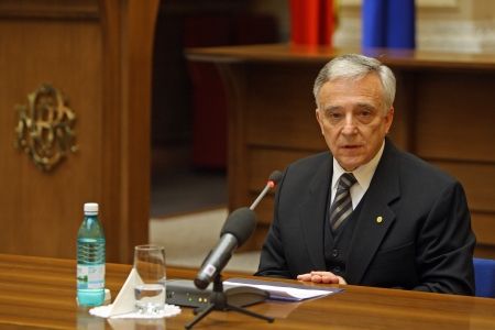 Leul, presat de relaxarea politicii monetare