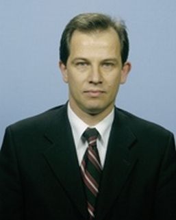 Prefecţii, obligaţi să înveţe maghiara