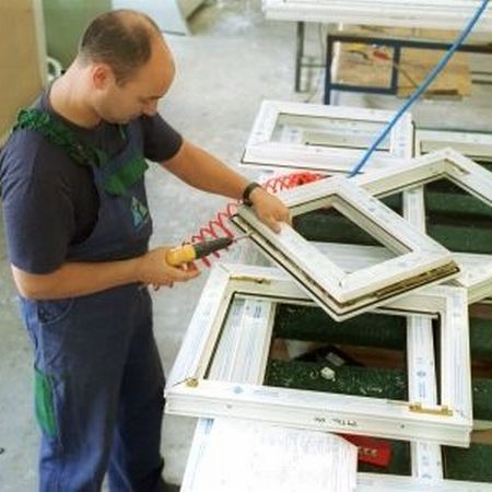 PROTECŢIA CONSUMATORULUI: Termopanele au ţinut până la prima ploaie