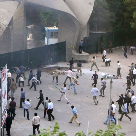 Revolta din Iran nu e ca Revoluţia din România