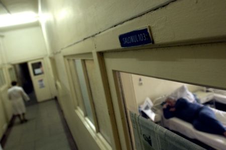 SĂNĂTATE: Recesiunea îi stoarce pe pacienţi de bani