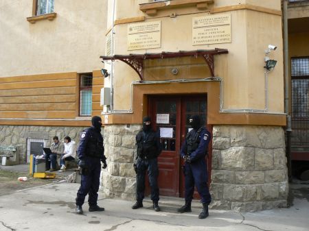 Şase inculpaţi din „Fabrica de permise”, trimişi în judecată