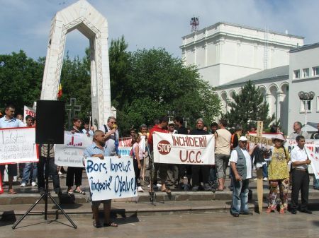 Siderurgiştii gălăţeni au protestat în faţa prefecturii