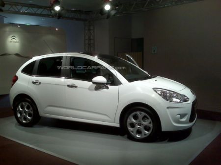 Viitorul C3, fotografiat la o prezentare internă Citroen