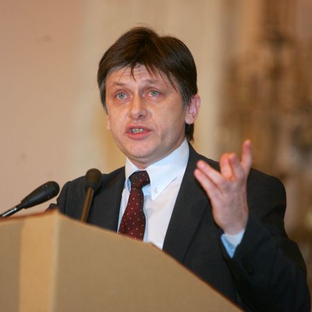 Antonescu, senator la fără frecvenţă