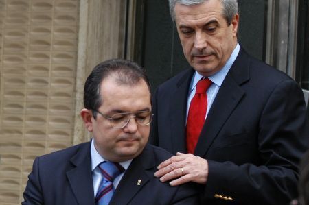 "Bucătarul-şef Boc serveşte ghiveci la televizor"