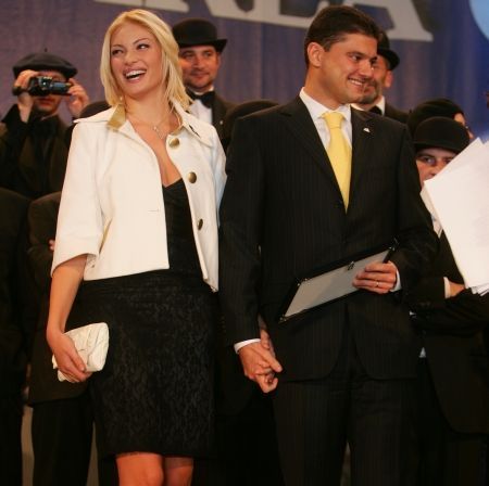Comisia Ridzi: "Discutăm despre soţii sau despre amanţi?"