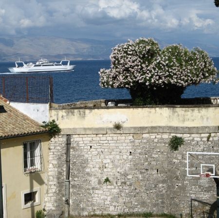 Corfu, cu accent englezesc