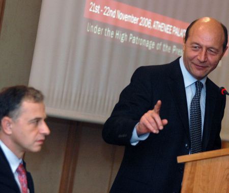 CURS: Geoană rămâne sub cota PSD, Oprescu ar obţine doar 6%