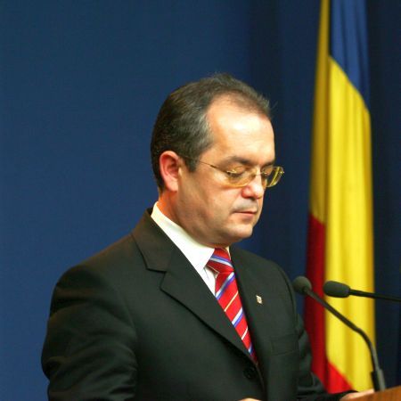 Funcţionarii loiali ai lui Boc au picat testul la Curte