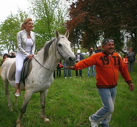Ministrul Elena Udrea, în „haine de cerşetor”