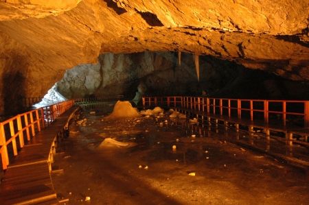 Scărişoara, cel mai mare gheţar subteran din lume