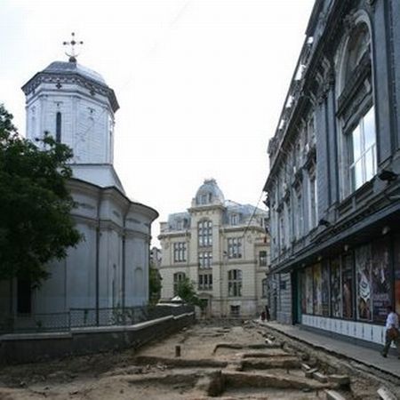 Distrugem pentru bani?