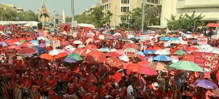 Bangkok-ul, invadat de protestatari