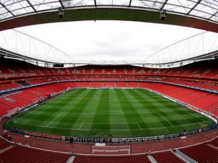 Elveţia arbitrează "războiul" Arsenal - Barca