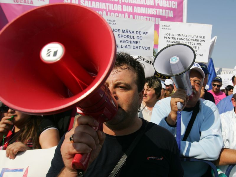 La loc comanda: guvernul le dă bugetarilor sporurile înapoi