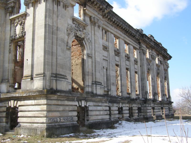 Micul Trianon, în pericol de prăbuşire