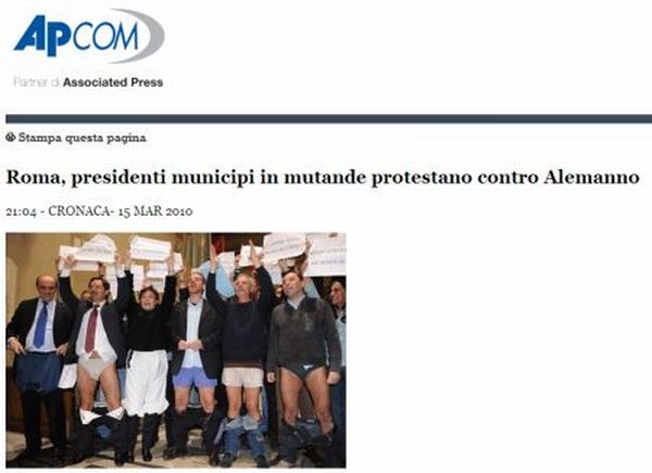 Protest de criză, striptease la primărie